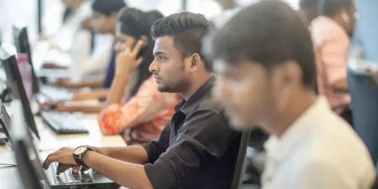 indian-professionals-more-alert-to-job-scams-but-risk-persists-under-pressure:-report-–-mid-day