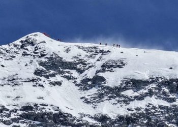 everest-route-opens,-but-weather-window-closes-–-explorersweb-»