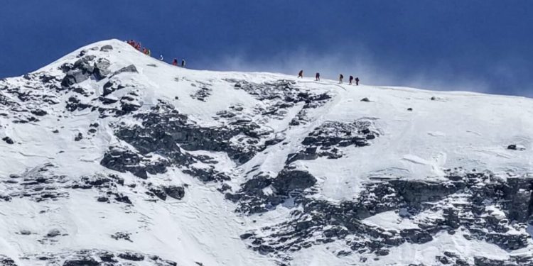 everest-route-opens,-but-weather-window-closes-–-explorersweb-»