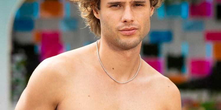 love-island-usa-star-bryce’s-past-as-tumblr-model-revealed-–-e!-news