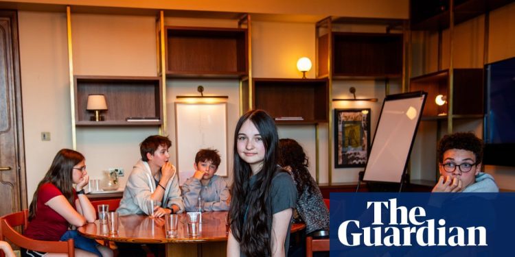 uk-parents-support-an-under-16-social-media-ban-–-but-what-do-their-children-think?