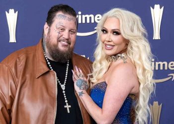 jelly-roll-deletes-wife-bunnie-xo’s-name-from-instagram-bio-after-shocking-divorce-filing