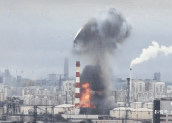new-video-of-the-moment-russian-oil-tank’s-lid-is-blown-skyward-–-stuff