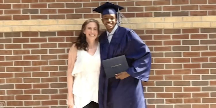 given-just-8-months-to-live,-teen-graduates-cancer-free-4-years-later-thanks-to-doctor’s-…