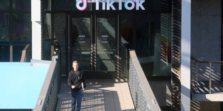 tiktok-to-settle-with-teen-plaintiff-before-california-social-media-trial,-law-firm-says-–-wdez