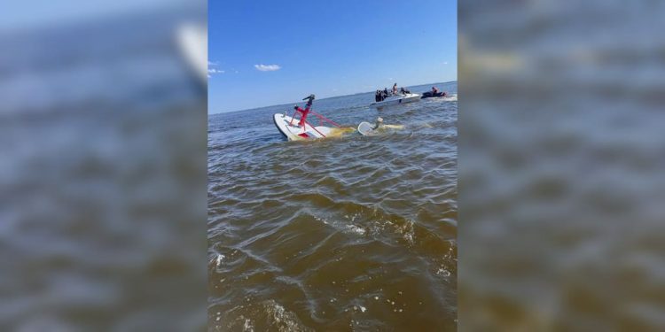whale-strikes,-sinks-new-jersey-fireboat,-giving-crew-seconds-to-abandon-ship