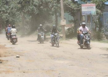 bengaluru’s-gunjur-club-house-road-crumbles-into-dust,-craters-&-chaos