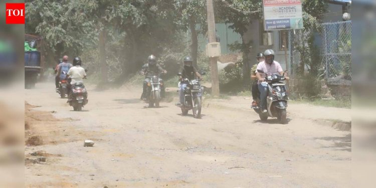 bengaluru’s-gunjur-club-house-road-crumbles-into-dust,-craters-&-chaos
