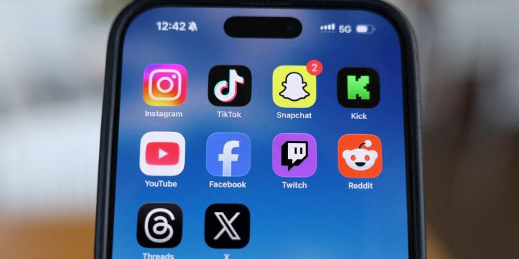 uk-proposes-voluntary-overnight-social-media-curfew-for-older-teens-–-al-jazeera