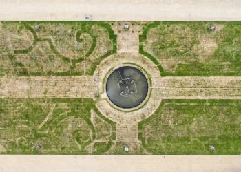 heatwave-reveals-‘lost’-17th-century-garden-design-under-parched-grass