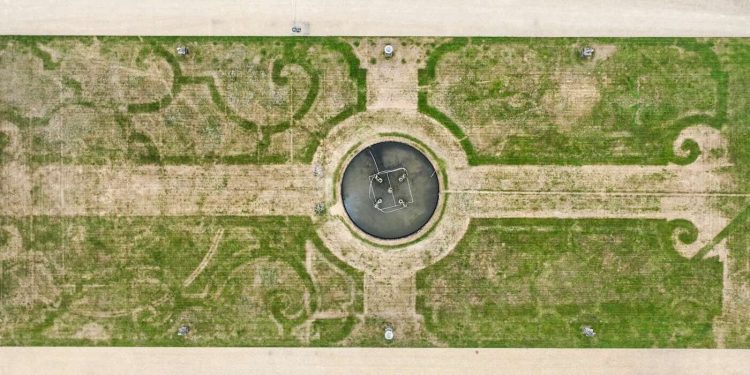 heatwave-reveals-‘lost’-17th-century-garden-design-under-parched-grass