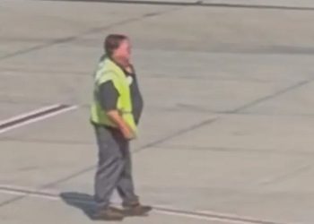 woman’s-viral-video-raises-more-than-$174k-for-disabled-veteran-she-spotted-working-at-airport
