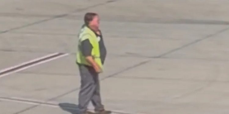 woman’s-viral-video-raises-more-than-$174k-for-disabled-veteran-she-spotted-working-at-airport