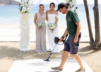 bride-calls-for-metal-detector-mid-wedding-after-losing-ring-swatting-a-bee-on-the-beach
