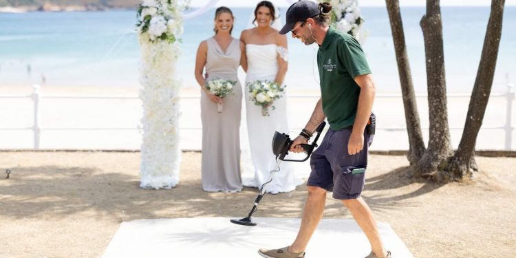 bride-calls-for-metal-detector-mid-wedding-after-losing-ring-swatting-a-bee-on-the-beach