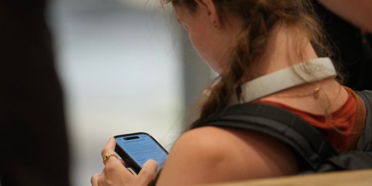 ottawa-wants-to-block-kids-from-social-media.-how-would-age-verification-work?