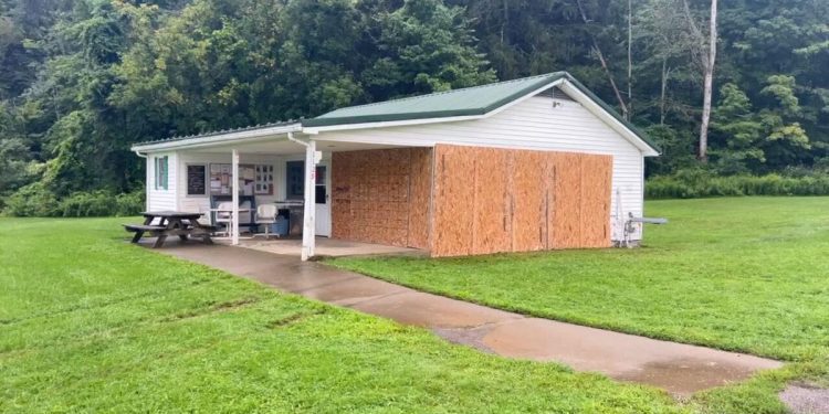 clubhouse-damaged-after-car-crashes-into-building-early-thursday-|-news-–-weny.com