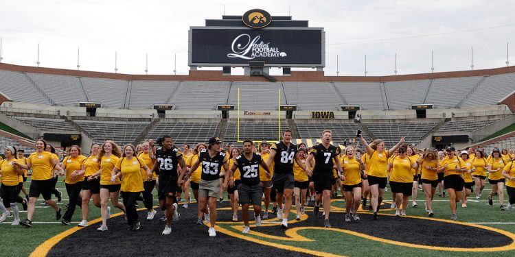 registration-open-for-iowa-ladies’-football-academy:-wave-edition