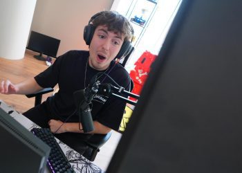 a-21-year-old-fortnite-pro-gives-out-computers-to-young-gamers-and-plans-for-more-through-…