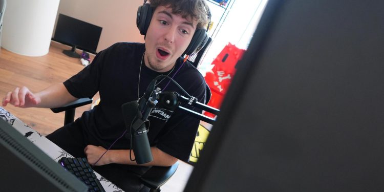 a-21-year-old-fortnite-pro-gives-out-computers-to-young-gamers-and-plans-for-more-through-…