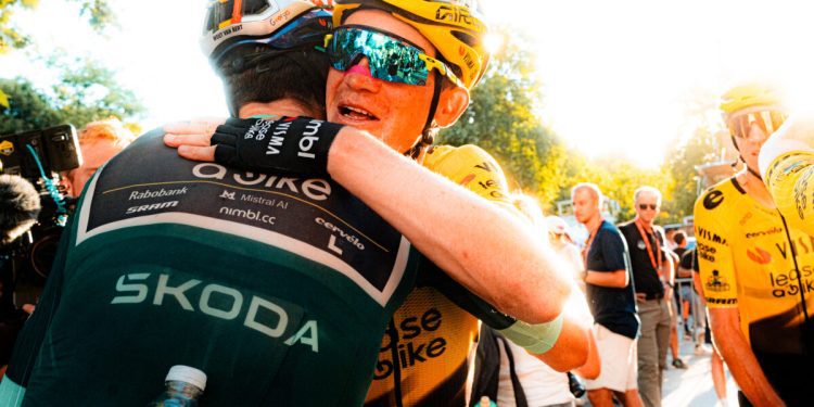 fan-peloton-talk:-‘the-whatsapp-groups-give-me-a-strong-sense-of-involvement’