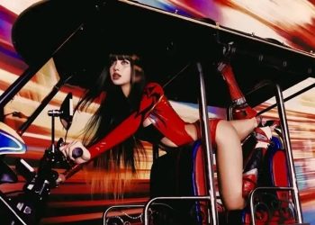lisa’s-‘sawadika’-hits-200-million-youtube-views,-sets-new-record-for-k-pop-singers