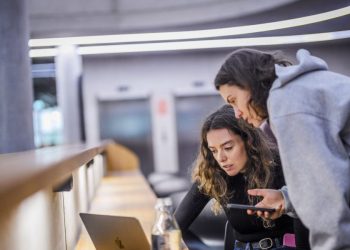 linkedin-is-piloting-a-school-to-teach-workers-how-to-become-their-own-bosses–no-degree-required