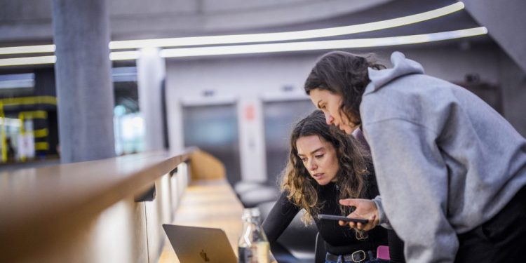 linkedin-is-piloting-a-school-to-teach-workers-how-to-become-their-own-bosses–no-degree-required