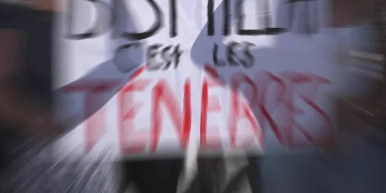 french-students-think-they’ve-caught-an-undercover-cop-trying-to-infiltrate-their-snapchat-pro…-/-x